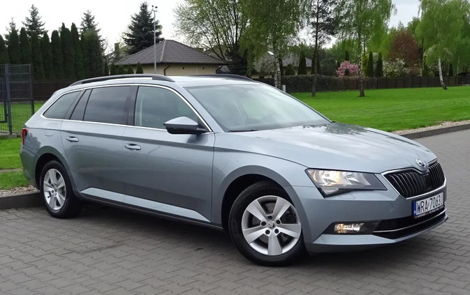 Skoda Superb cena 59900 przebieg: 245000, rok produkcji 2016 z Halinów małe 529